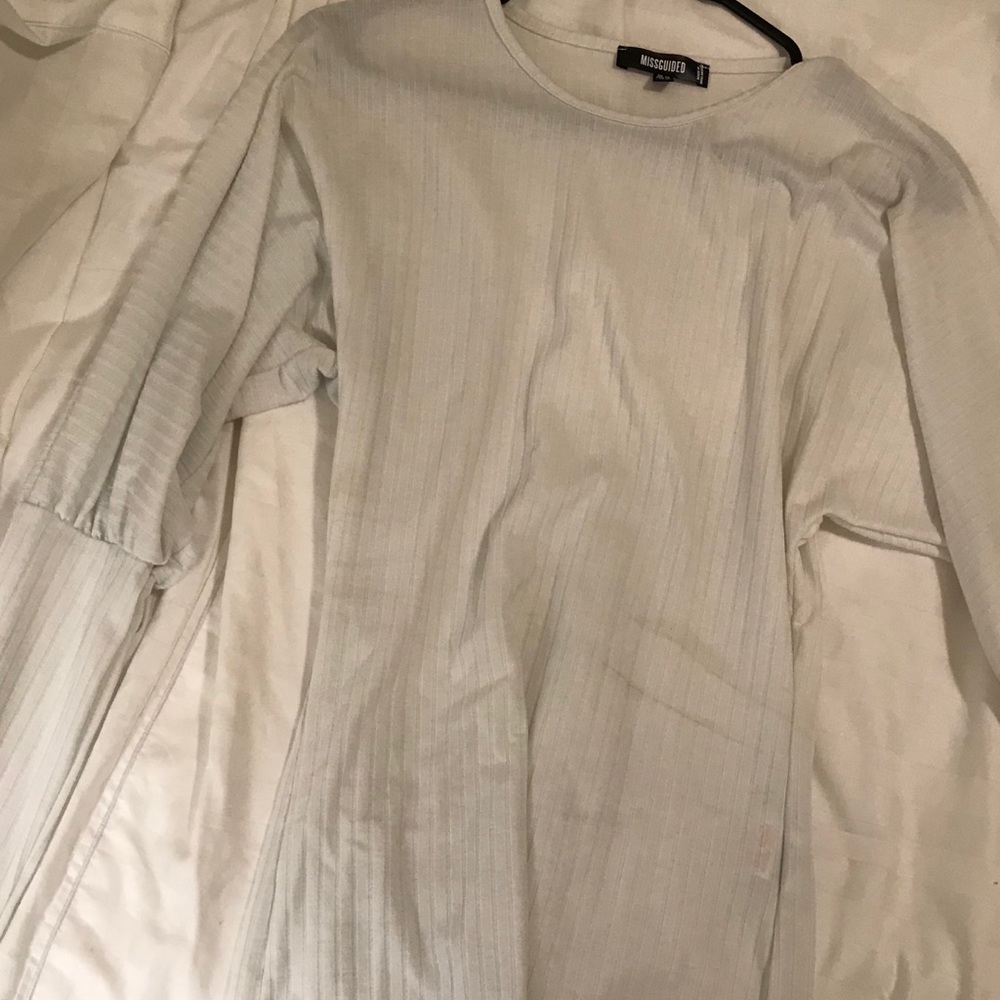 White ribbed top with statement sleeve.
